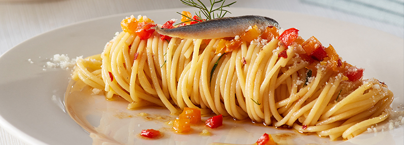 Une Assiette En Forme De Cœur Avec Des Spaghettis Et Une étiquette