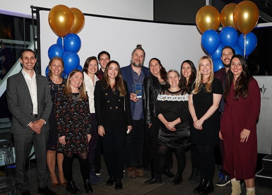 Un groupe accompagnant les gagnants du Prix restaurateur Aliments du Québec au menu.