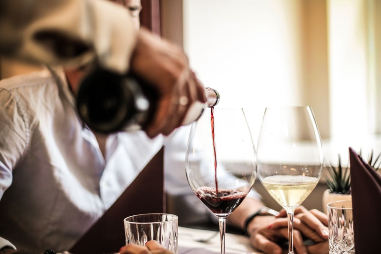 restaurateur qui sert de l'alcool à un consommateur